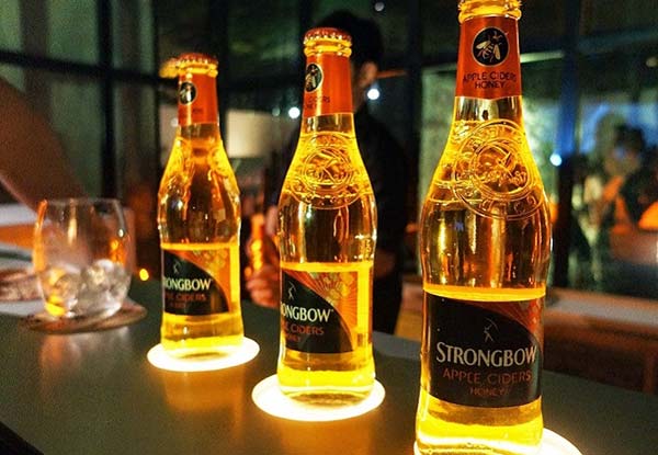 STRONGBOW - một thương hiệu bia nổi tiếng trên khắp thế giới. Nếu bạn là một trong những người yêu thích bia, bức ảnh này chắc chắn sẽ gợi mở niềm đam mê của bạn. Hãy cùng khám phá những hương vị và cảm giác độc đáo mà STRONGBOW mang lại!
